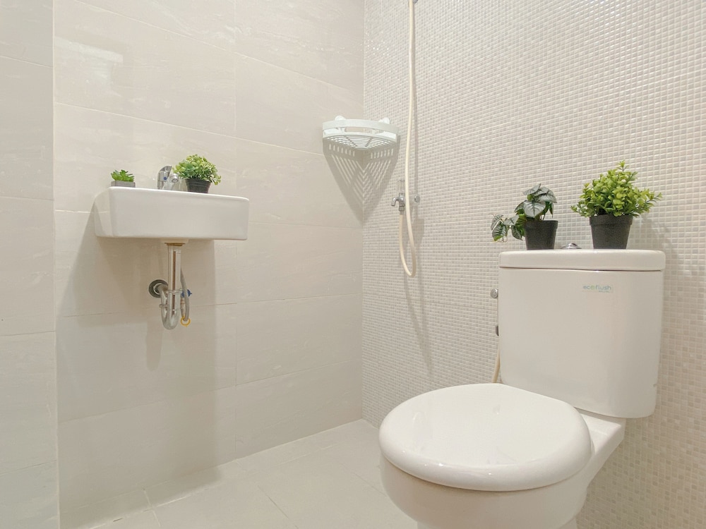 Warm Studio At Tifolia Apartment