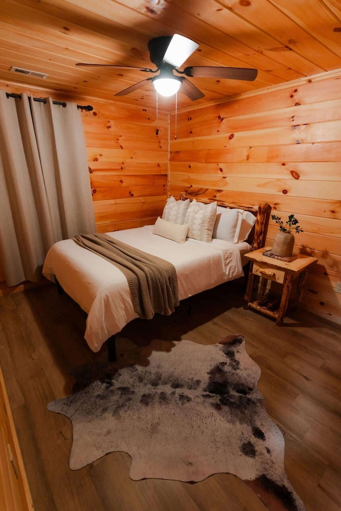 Sleeps 16! Luxury Cabin With Game Room & Hot Tub