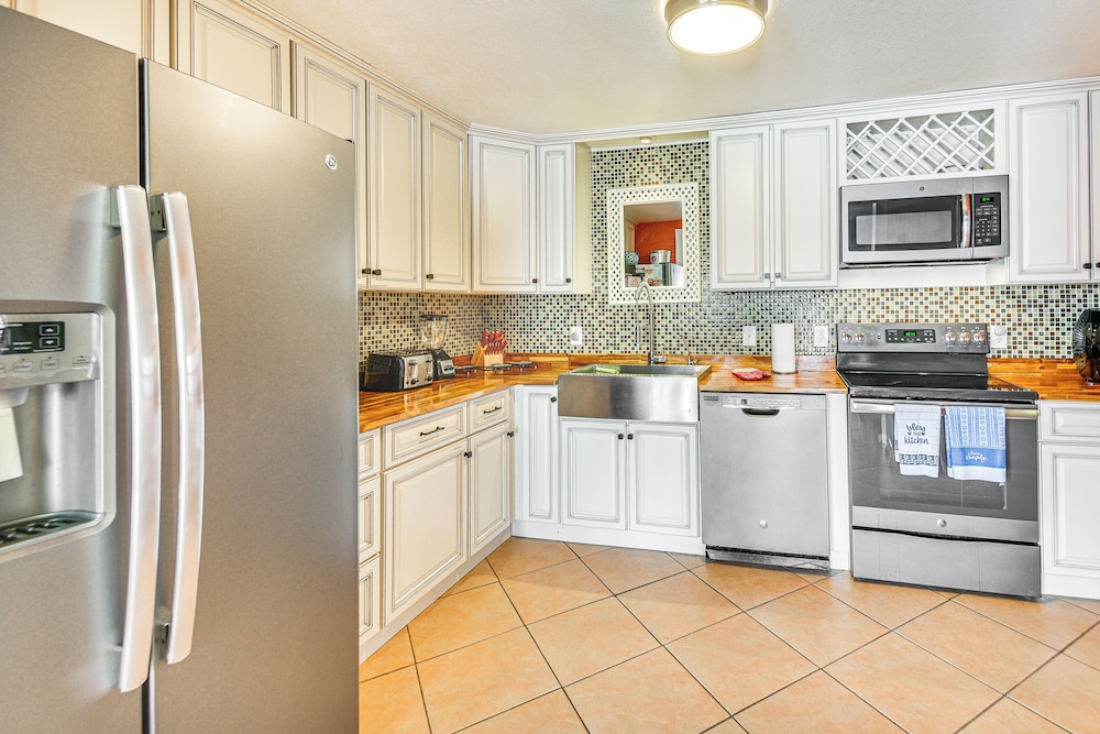 < 1/2 Mi to Beach Access + Pier: OBX Getaway