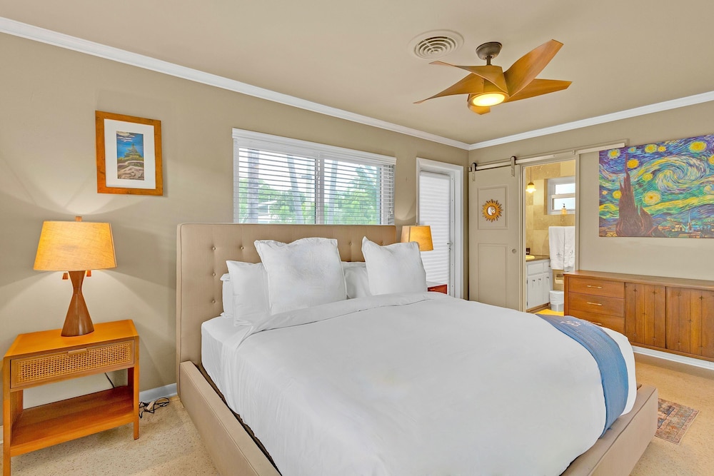 Chic 3BR Sanctuary Steps From The Drive Paradise