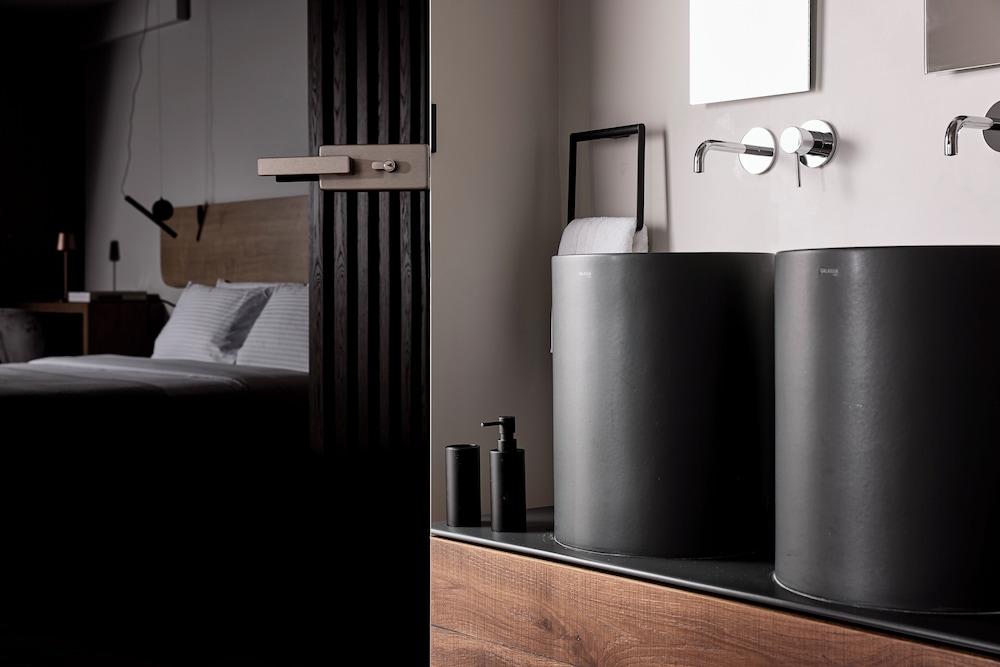 Cama Luxury Suites Kavouri