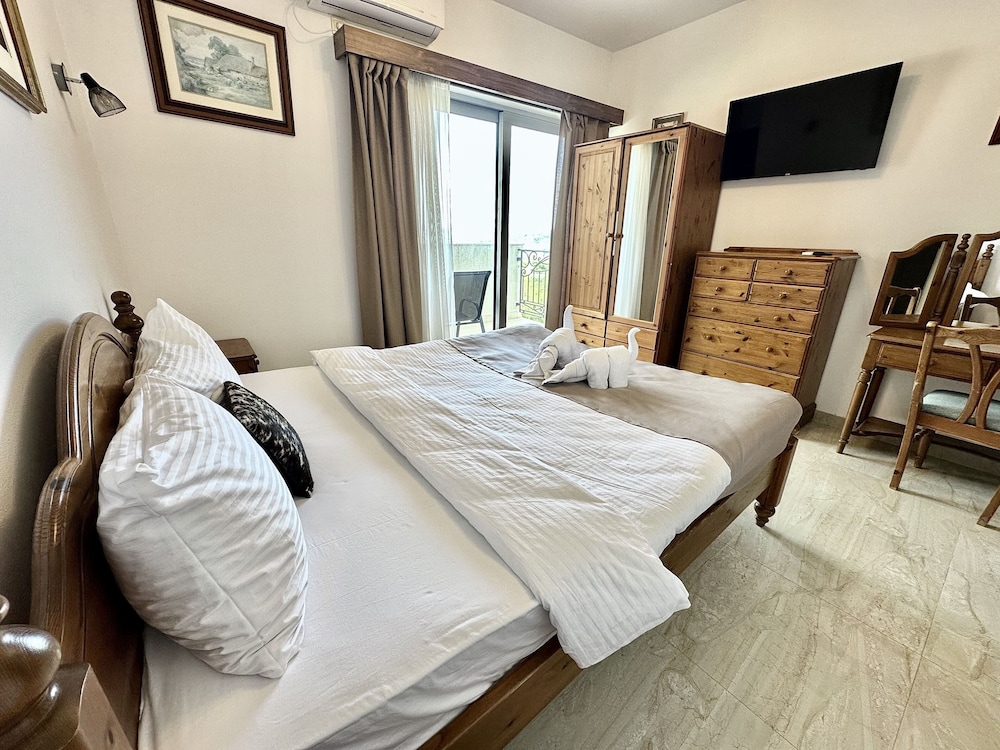 Guest House West Gate