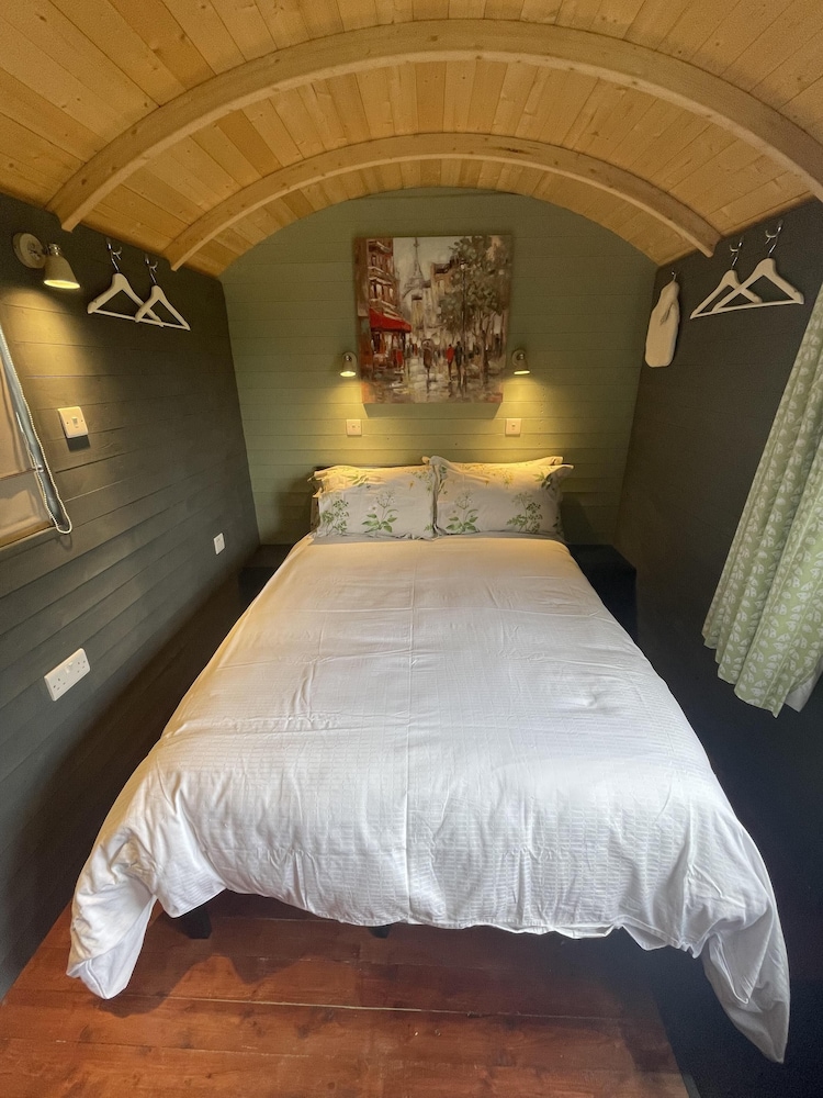 Enchanted Cabin Retreat in Sibford Gower view 2