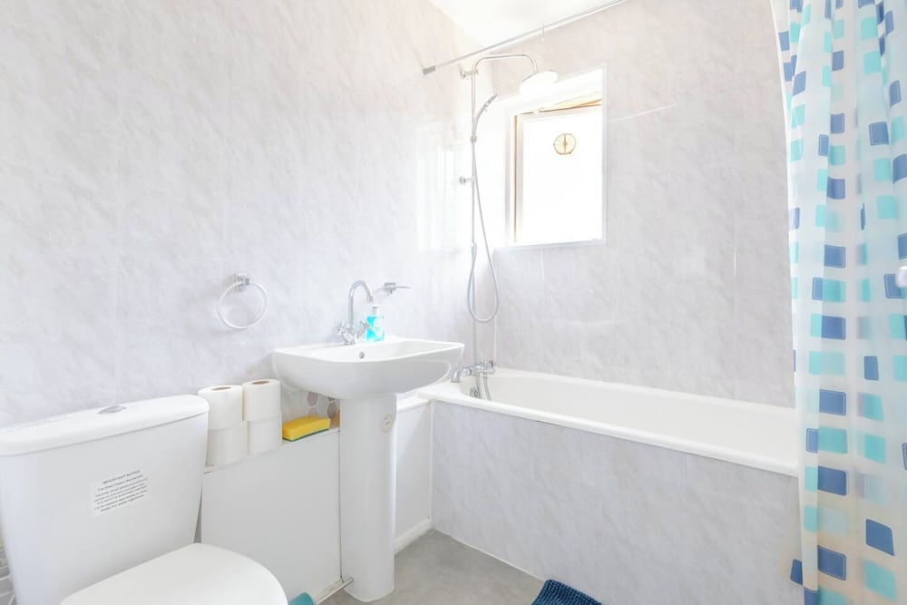 Lovely 4 Bed House w Garden, 1 Stop to Waterloo