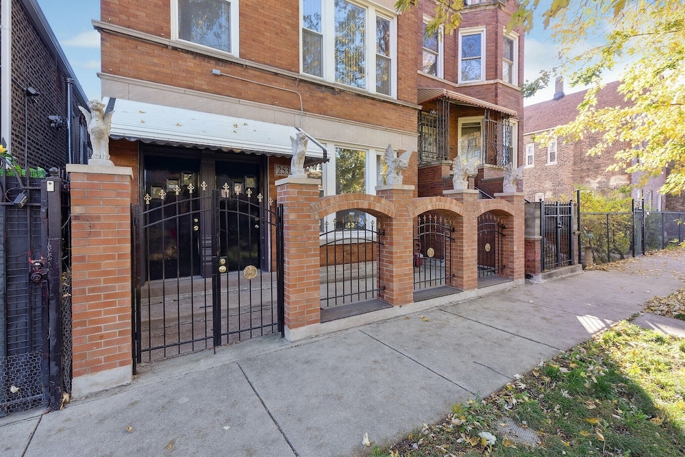 Chic Chicago Retreat 2 Bedroom Home by RedAwning view 4