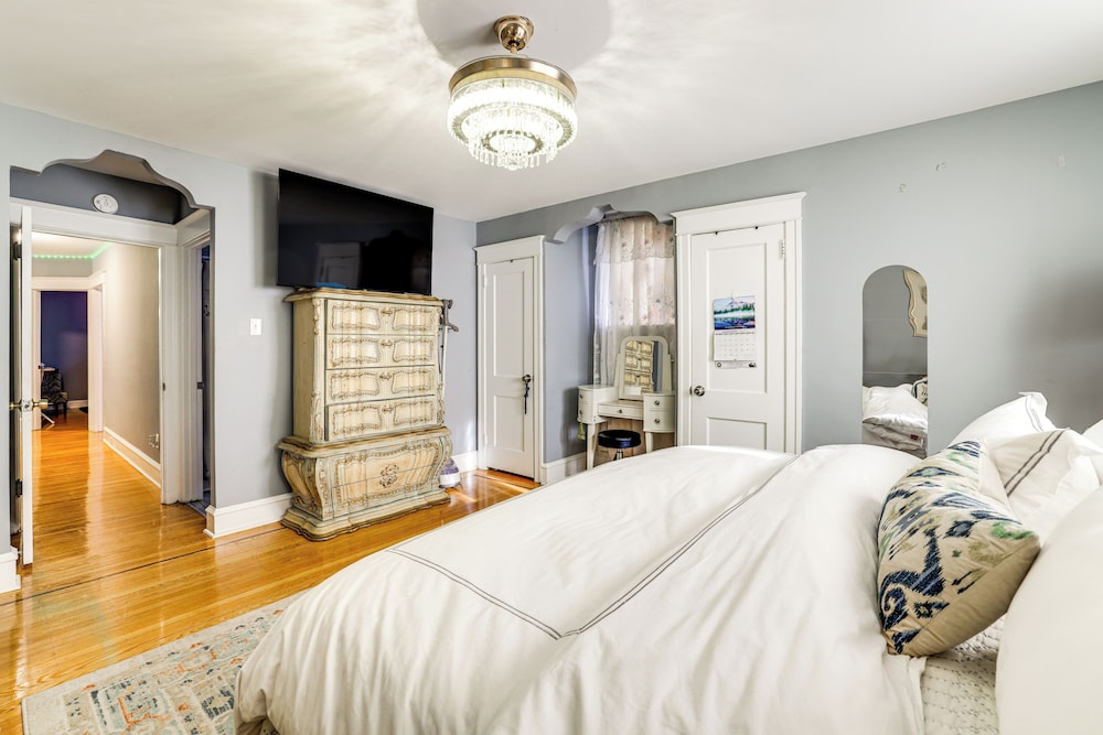 3 Mi to Penn: Pet-friendly Townhome in Yeadon!