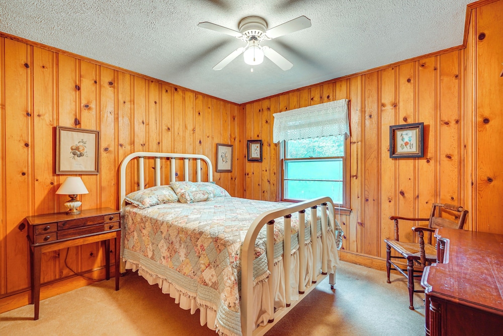 Peaceful Lumberton Home - 7 Mi to Dtwn Riverwalk! view 2
