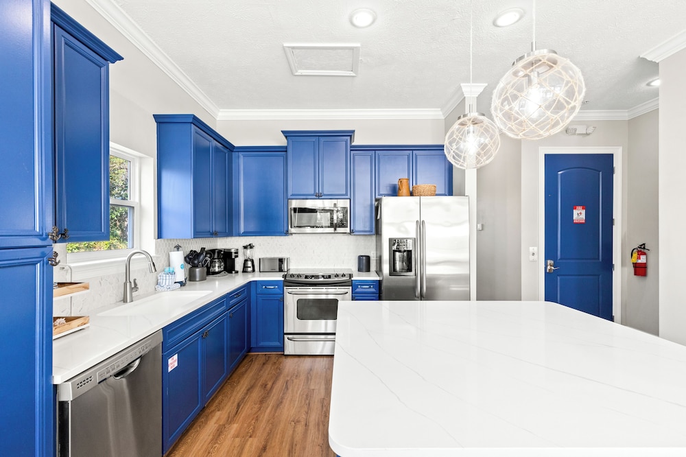 Sailors Cove: 5-bedroom, 4.5 Baths, Sleeps 12! Steps Away From the Beach!