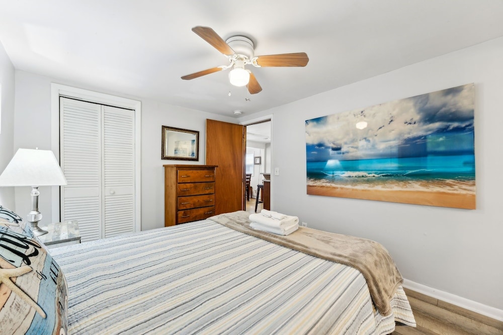 124 S Fletcher - Upstairs 2 Bedroom Duplex