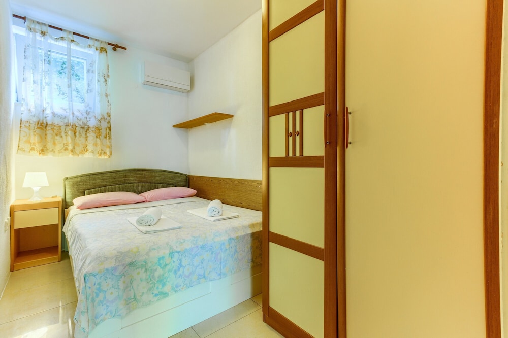 2-bdr apt With Shared Garden, 3 min Walk to Beach view 2