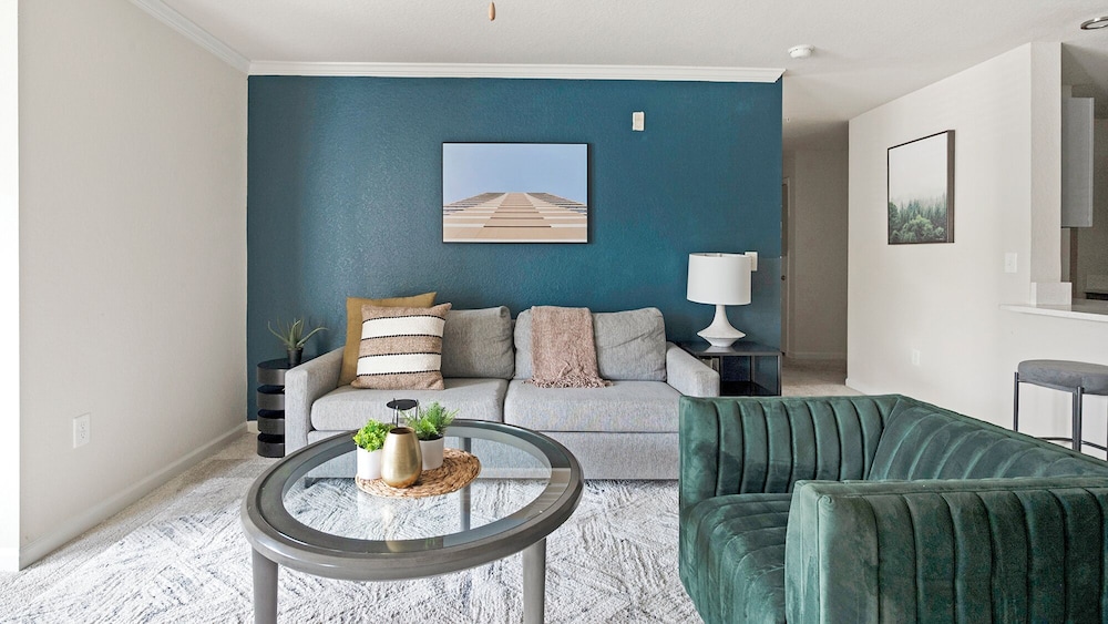 Landing Beautiful 1bd, Courtyard, Clubhouse