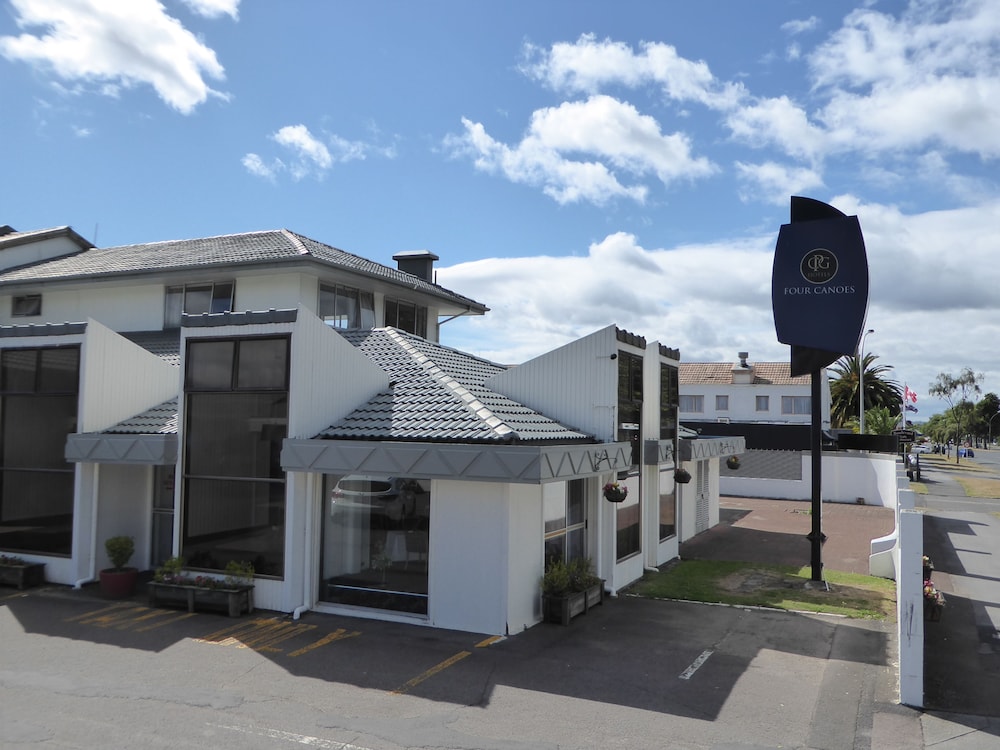 Four Canoes Hotel