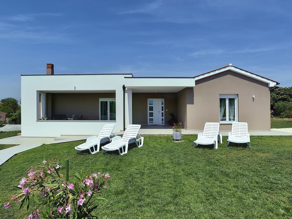Modern Villa in Pula With Garden