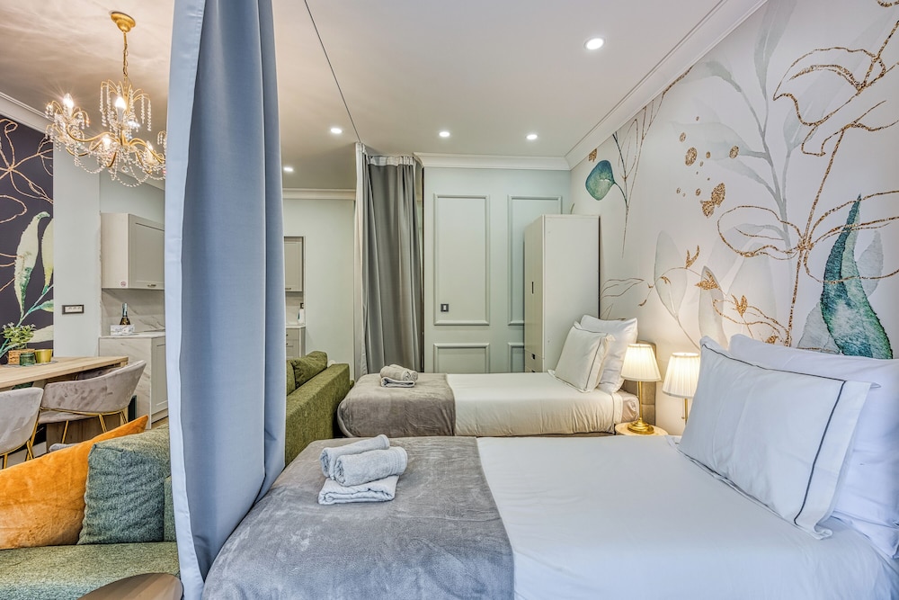 Boutique Downtown Studio with Balcony 1