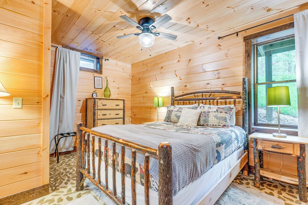 15 Mi to Hocking Hills: Secluded Cabin w/ Hot Tub