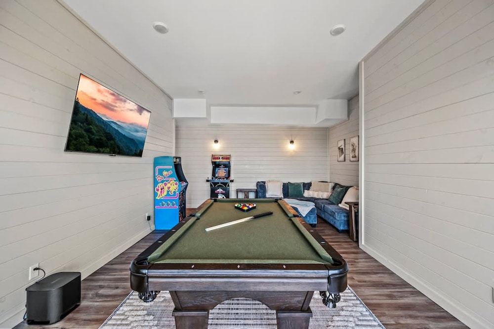 NEW Lake Cabin Sleeps 14 Indoor Pool Hot Tub