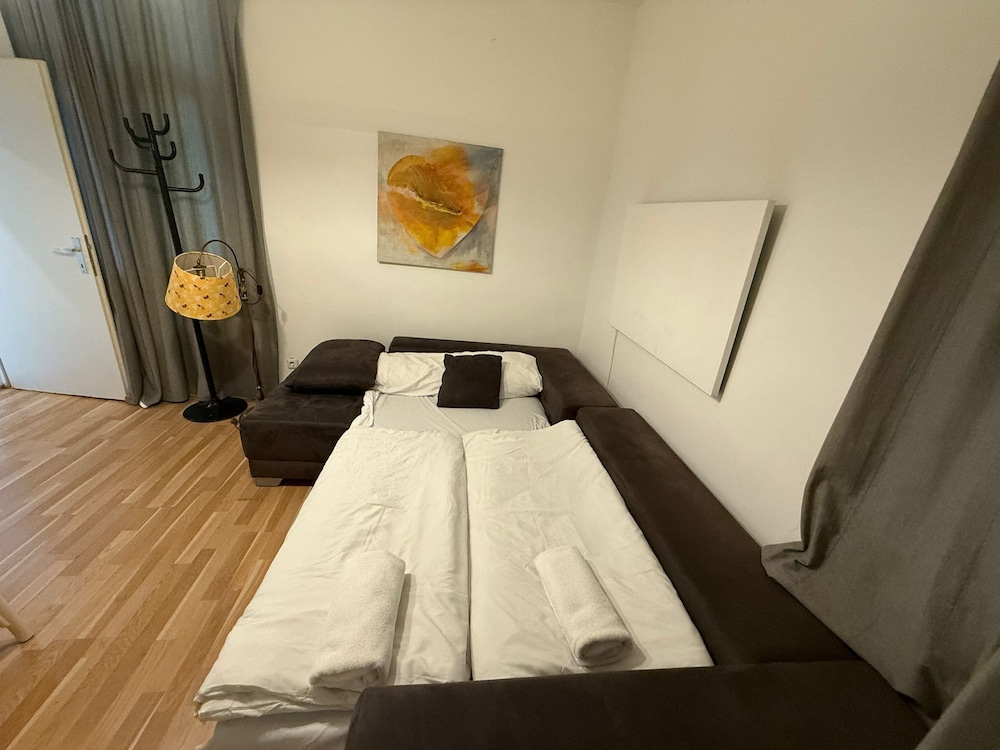 Cozy 1BR Apt with LR Vienna Location