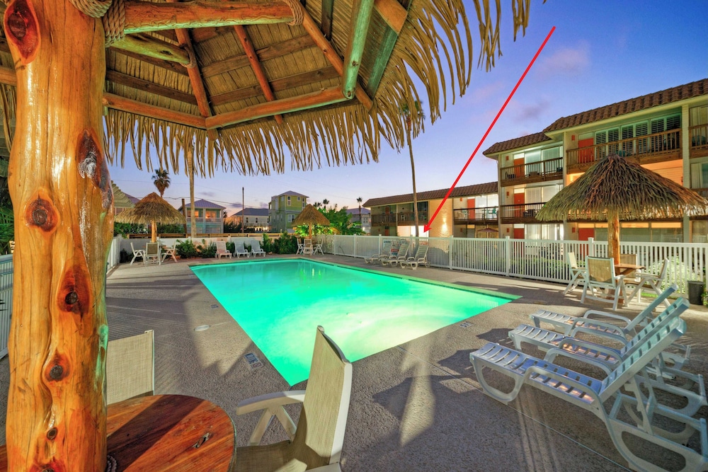 Pour Me a Vacation Mins to Beach, Community Pool+tennis Court, Private Balcony