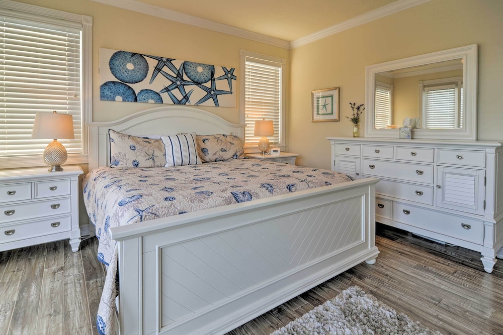 Holmes Beach Family Home: Private Pool & 3 Decks!
