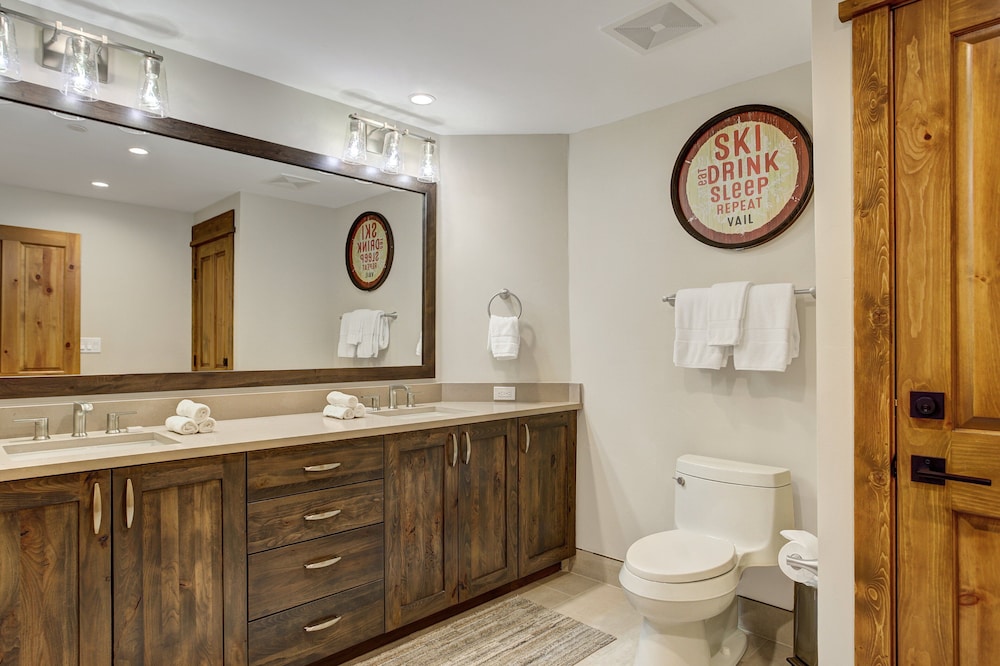 Premium 2 Bedroom Condo in Arrowhead Village! 2 Condo