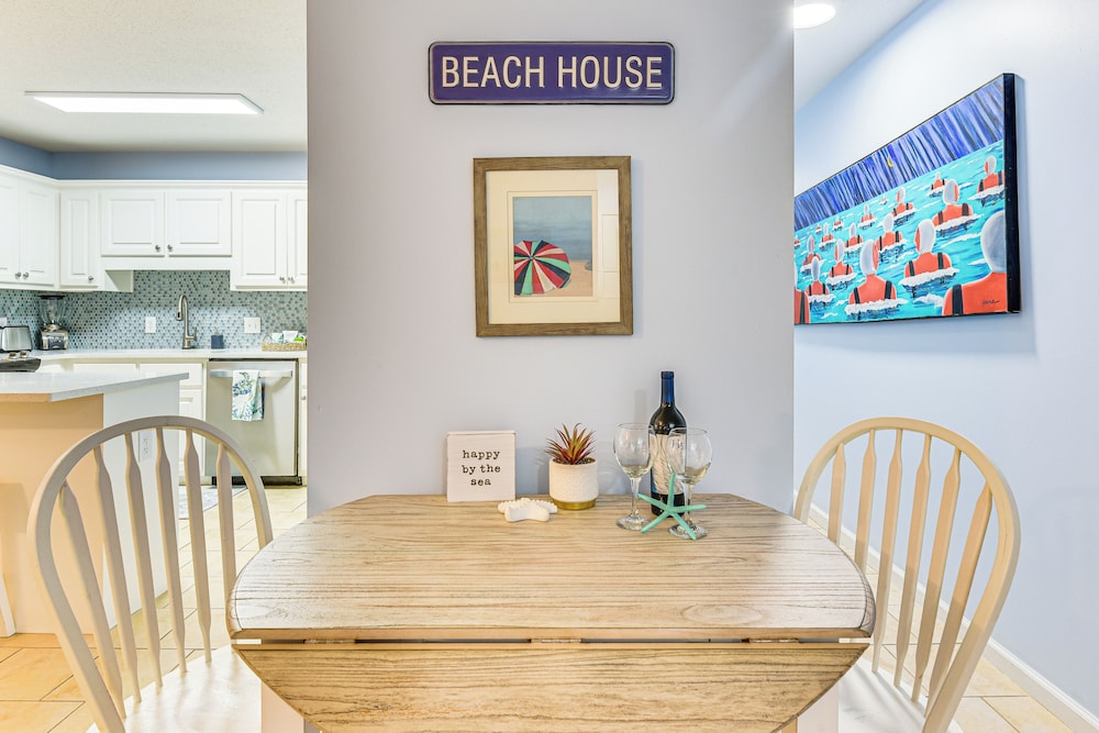 Walk to Pool & Beach: PCB Resort Getaway w/ Porch
