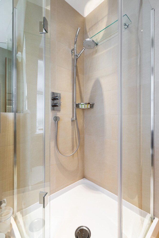Stylish 2BR 2BA by the Heart of Soho