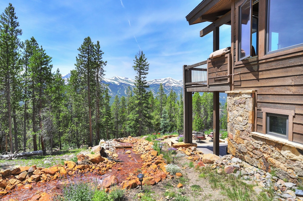 Three Sisters Lookout 5 Bedroom Home