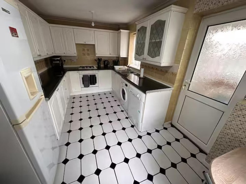 3-bed City Retreat - Sleeps 7, Garden & Parking
