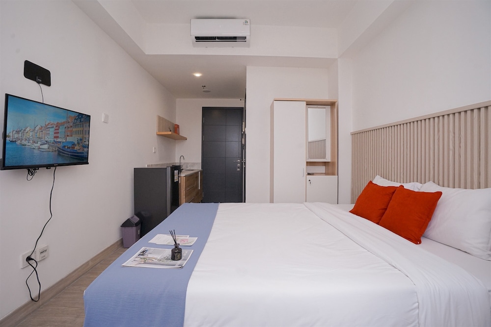 Comfortable Studio Room at Collins Boulevard Apartment