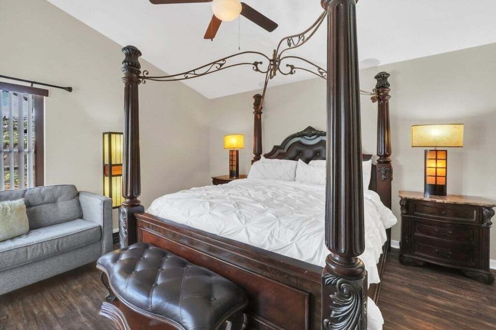 Large 4 bedroom Pool Home With Relaxing Vibes 4 Villa