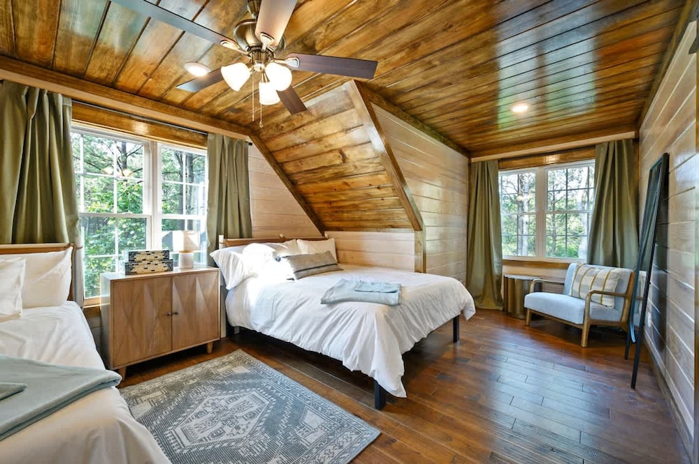 Family-friendly Broken Bow Cabin w spa Game Room