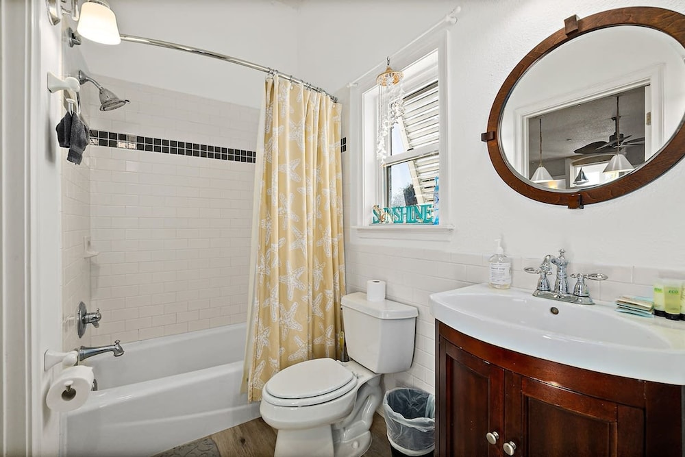 Perfect Beach House 2min Walk With Heated Pool and Hot Tub 4 bed 3 Bath With Pet Friendly