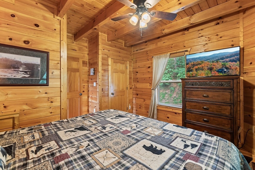 Triple Mountain View Stunning 4 BDR Cabin w/ Private Hot Tub, Game Room