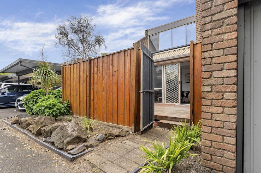 Spacious 3-bed Townhouse With Courtyard