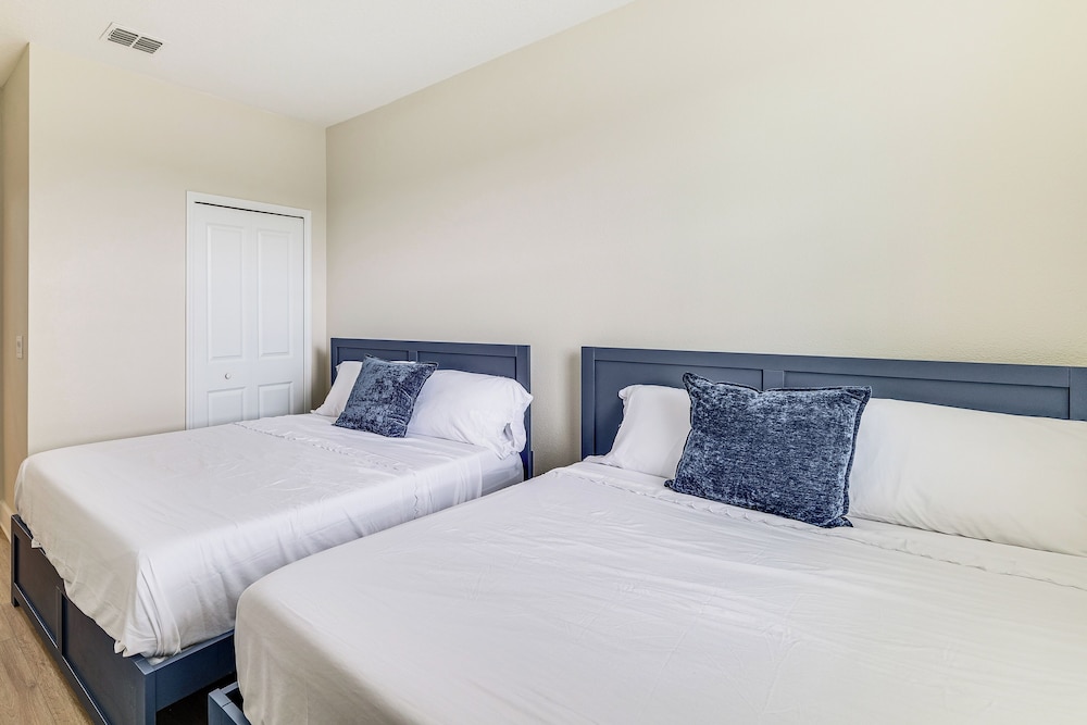 Disney Area Hub: Heated Pool & Resort-style Perks