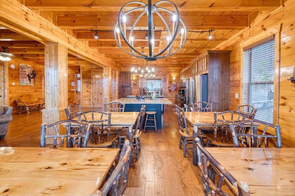 Grand View Lodge Panoramic Views Hot Tubs Game Room Theater Sleeps 56 Guests