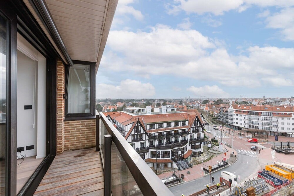 Renovated Apartment With sea View and Parking