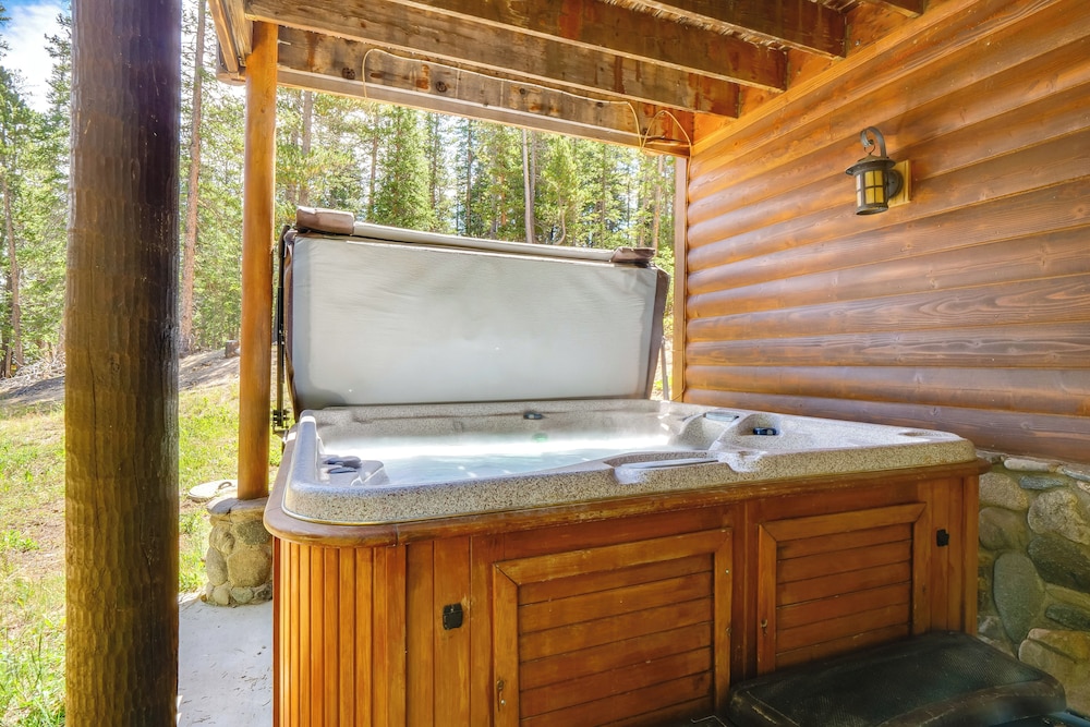 Hot Tub Hideaway w/ Views & Deck in Fairplay!