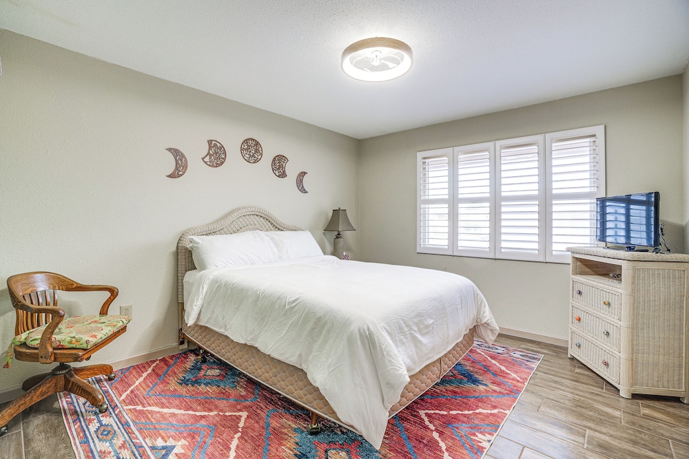 Close to Golf: Sun City Escape w/ Furnished Porch!