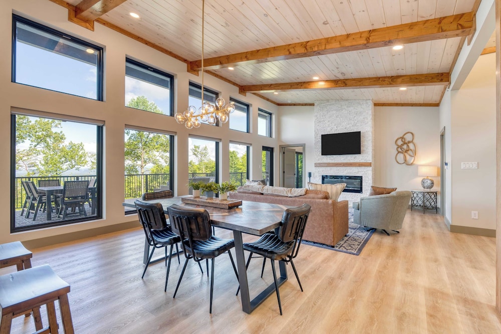 Luxury Group Retreat w/ Indoor Pool, Arcade & 56-mile Views Grand Vista Retreat