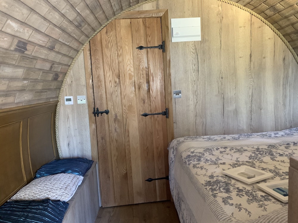 Cosy Escape Heated Luxury pod and hot tub view 2