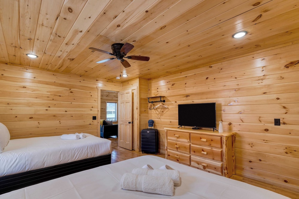 Hot Tub + Foosball Access to Pool, Tennis, Gym Chill'n in the Smokies