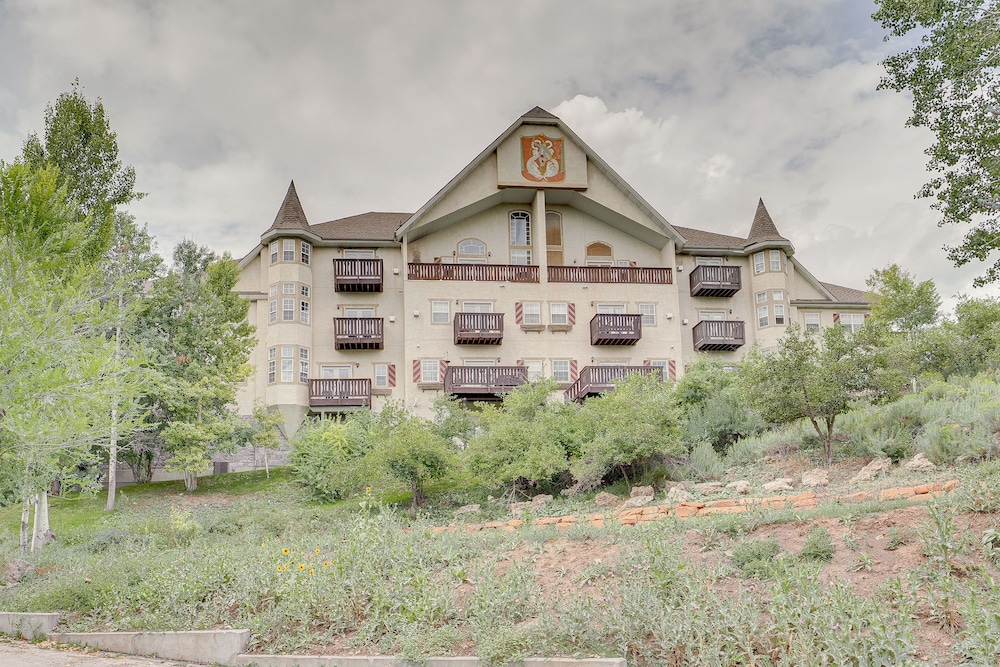 Luxe Midway Condo w/ Golf Course & Mountain Views! view 4