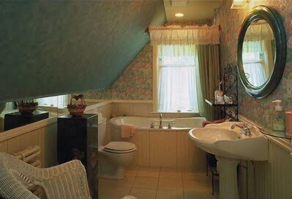 Charlottetown Vacations - The Elmwood Heritage Inn - Property Image 8