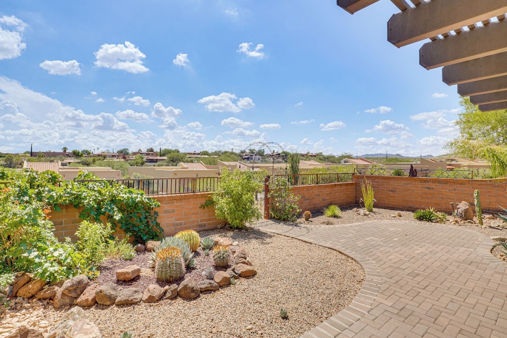 Quiet Townhome w/ Mountain Views in Green Valley