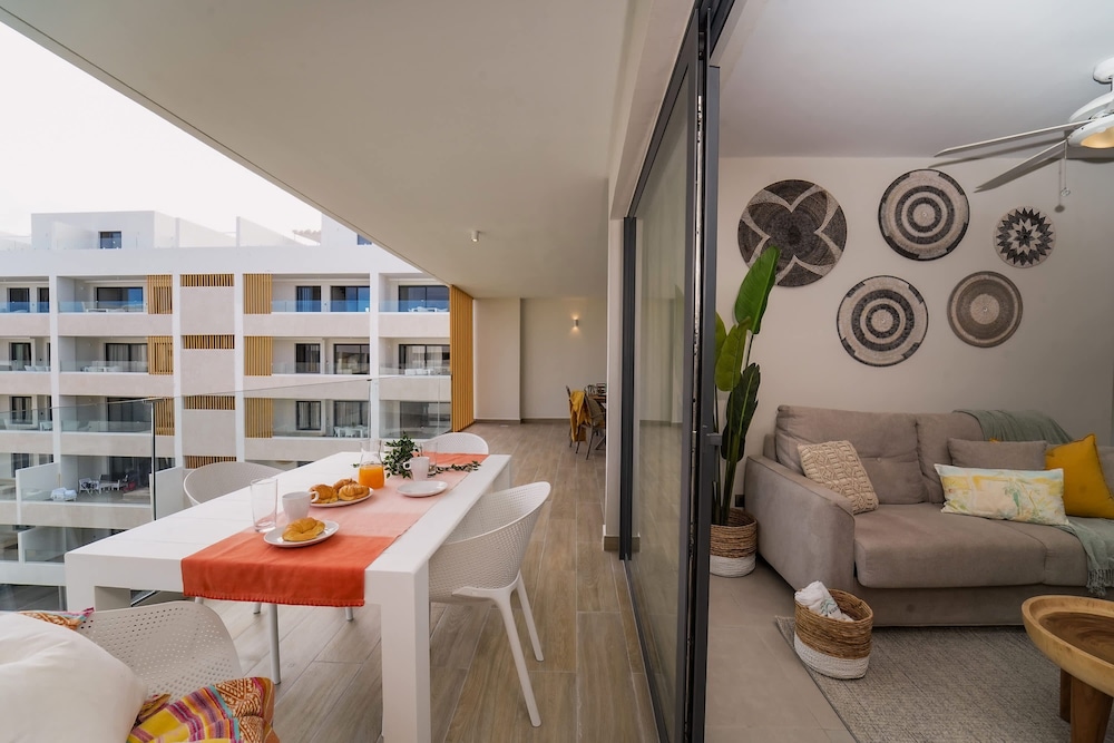 4 Bedroom Beach Penthouse w Private Rooftop