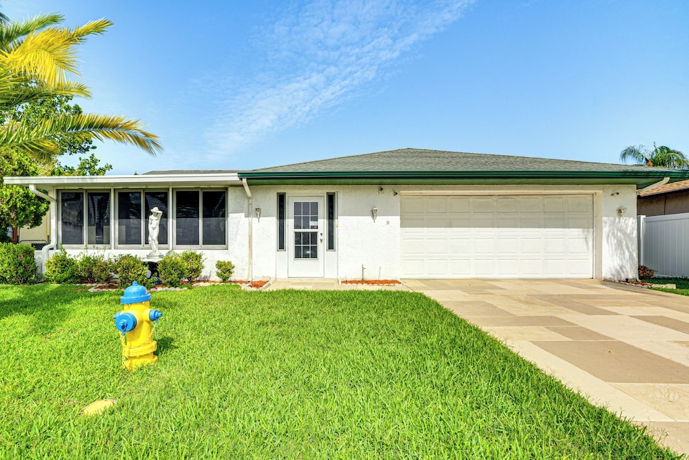6 Mi to Hudson Beach: Port Richey Home w/ Patio!