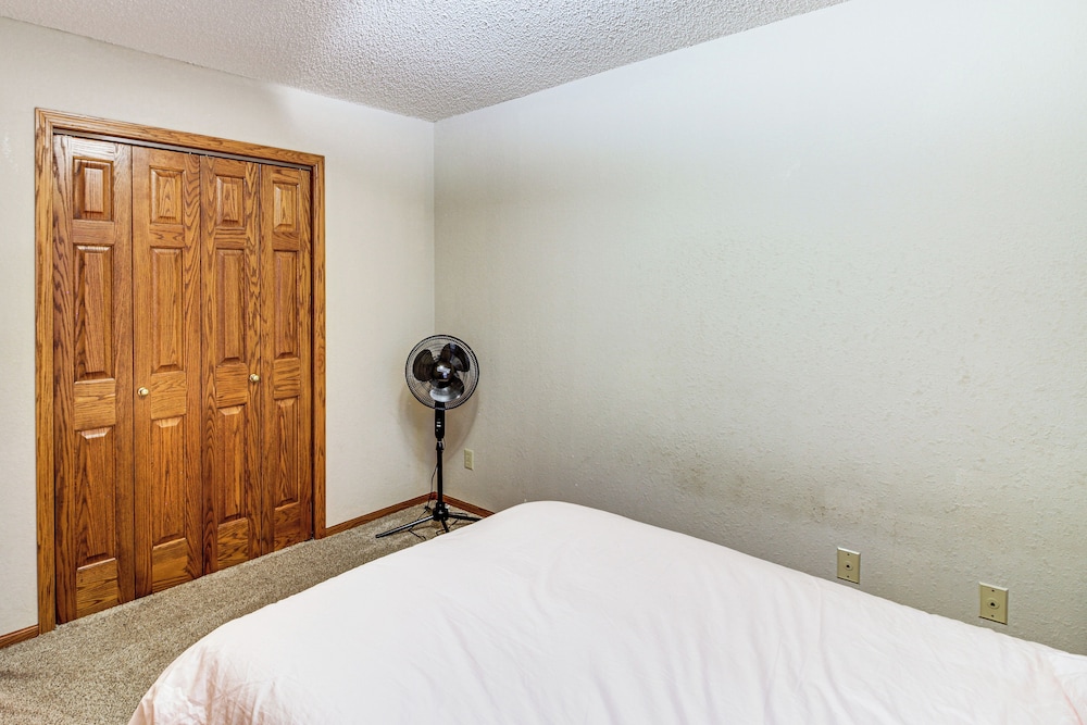 Hot Tub & 2 Recreation Rooms: Spacious Onamia Home
