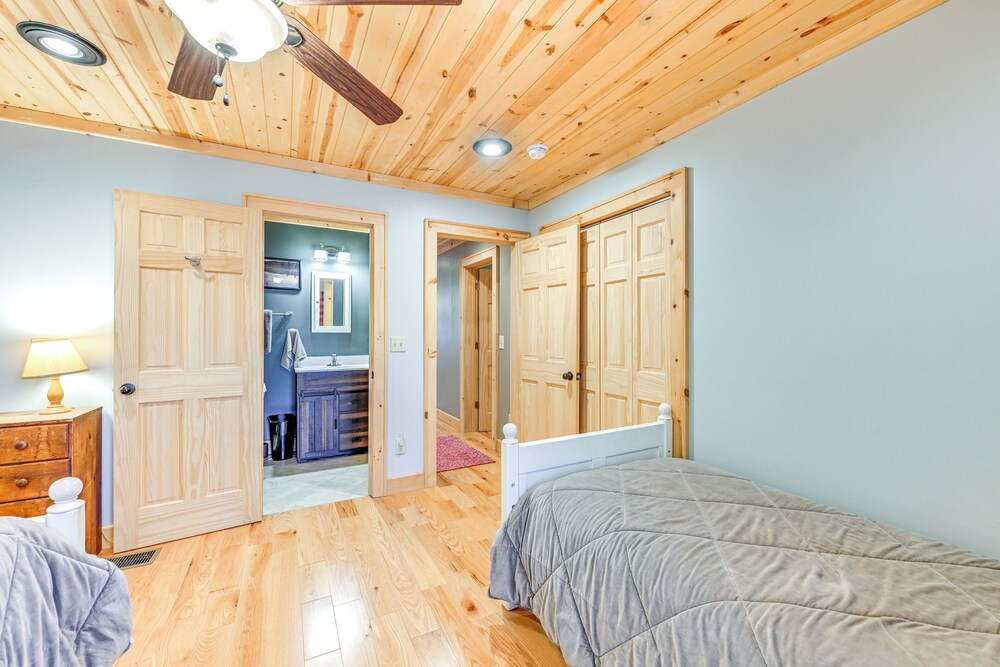 13 Mi to Cashiers: Cabin w/ Wraparound Porch!