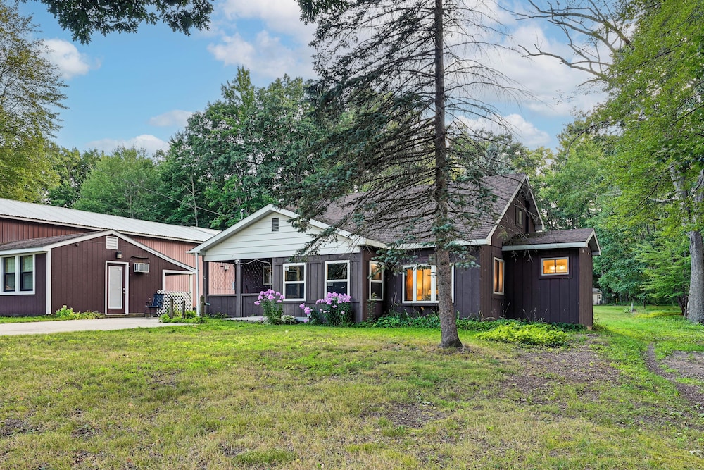 Cozy Family Cabin - Walk to Lake George! view 4